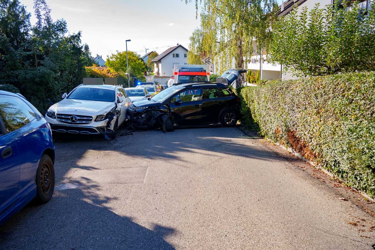 Leonberg: 89-Jähriger kollidiert mit vier geparkten Fahrzeugen