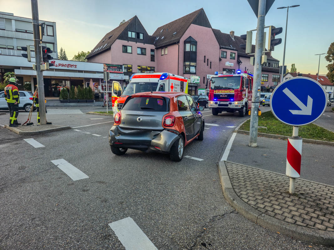 Herrenberg: Verkehrsunfall an der Zinserkreuzung – Feuerwehrfahrzeug beteiligt